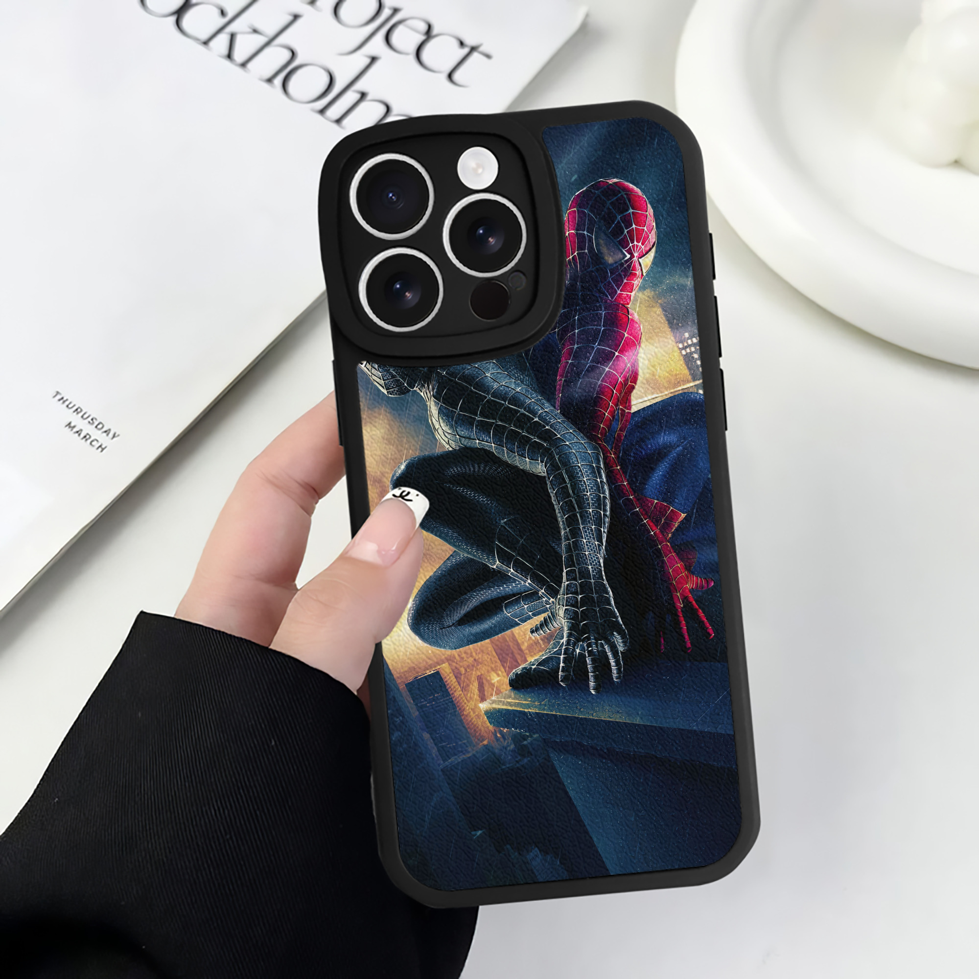 （画像用） Spider Man スパイダーマン 【iPhone 16シリーズ対応】シリコンスマホケース（レザー調） 材質：シリコン